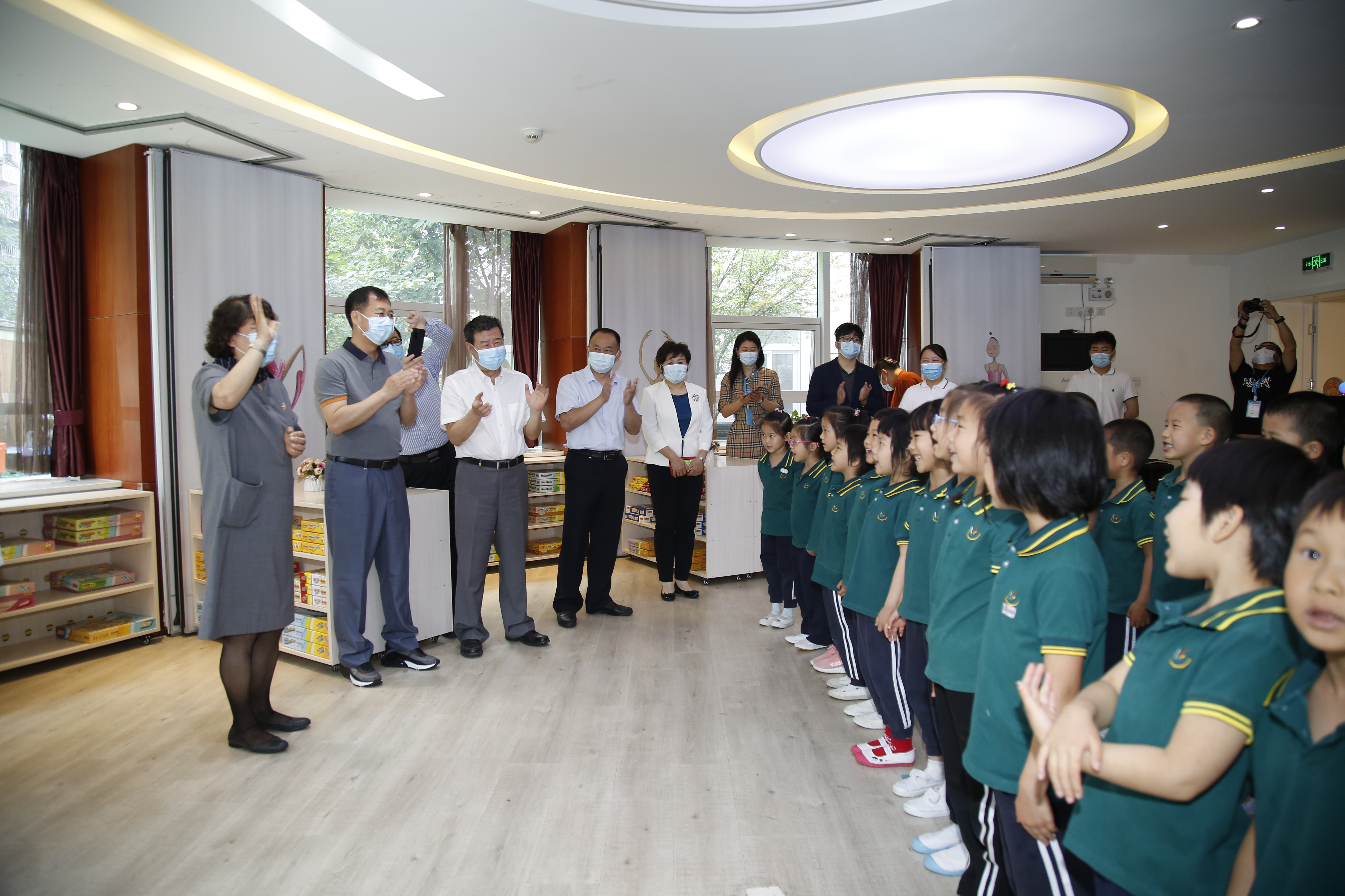 有研集團黨委書記、董事長趙曉晨與有研幼兒園小朋友歡度六一