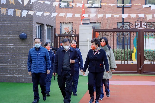 中國有研黨委委員、副總經(jīng)理王臣慰問有研幼兒園和有研衛(wèi)生站全體員工