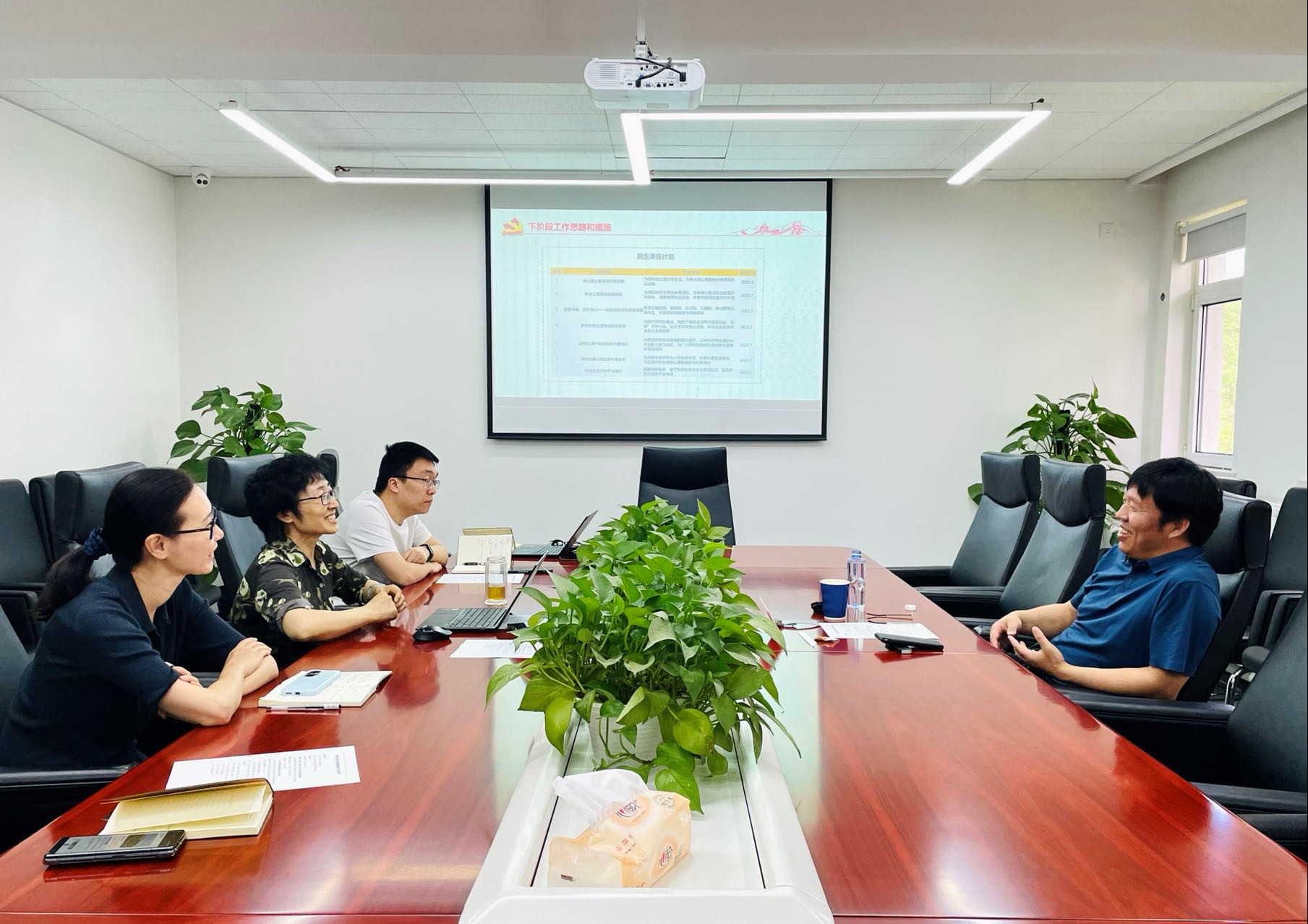 中國(guó)有研黨委委員、總會(huì)計(jì)師劉顯清赴研究生院黨總支督導(dǎo)主題教育工作
