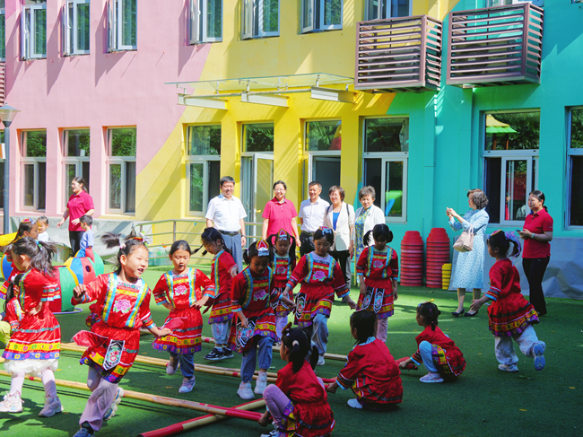 中國有研黨委委員、總會(huì)計(jì)師劉顯清與有研幼兒園小朋友歡度“六一”